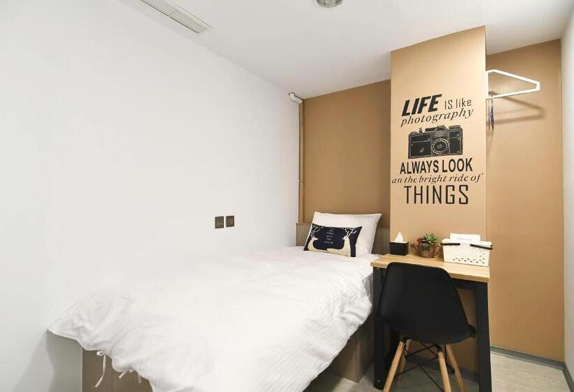 اتاق استاندارد یک تخته با سرویس بهداشتی مشترک, Flyinn Hostel