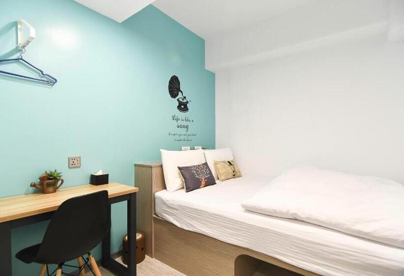 اتاق استاندارد با سرویس بهداشتی مشترک, Flyinn Hostel