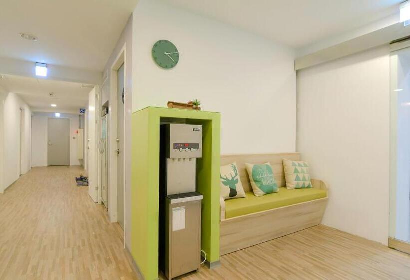 اتاق استاندارد سه تخته با سرویس بهداشتی مشترک, Flyinn Hostel