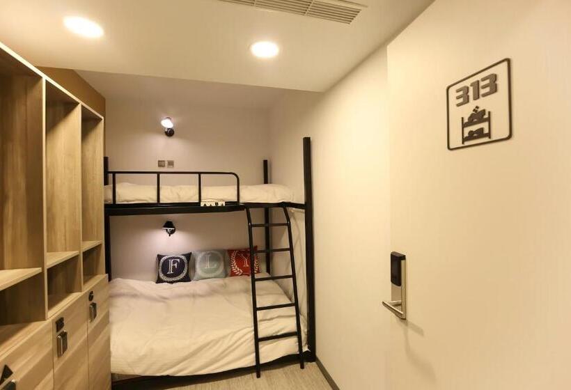 اتاق استاندارد سه تخته با سرویس بهداشتی مشترک, Flyinn Hostel