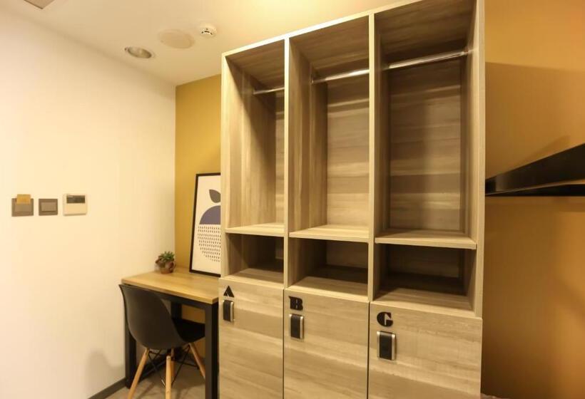 اتاق استاندارد سه تخته با سرویس بهداشتی مشترک, Flyinn Hostel