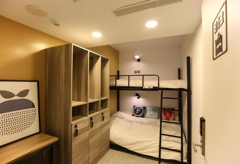 اتاق استاندارد سه تخته با سرویس بهداشتی مشترک, Flyinn Hostel