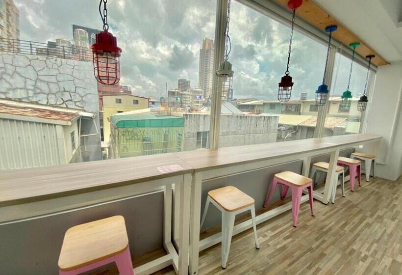 اتاق استاندارد با سرویس بهداشتی مشترک, Flyinn Hostel