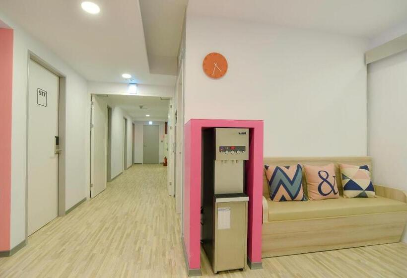 اتاق استاندارد با سرویس بهداشتی مشترک, Flyinn Hostel