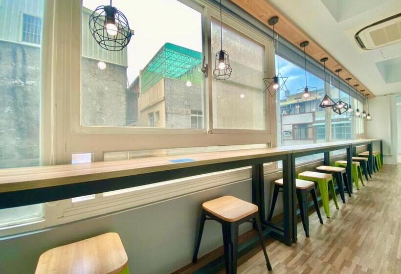 اتاق استاندارد چهارنفره با سرویس بهداشتی مشترک, Flyinn Hostel