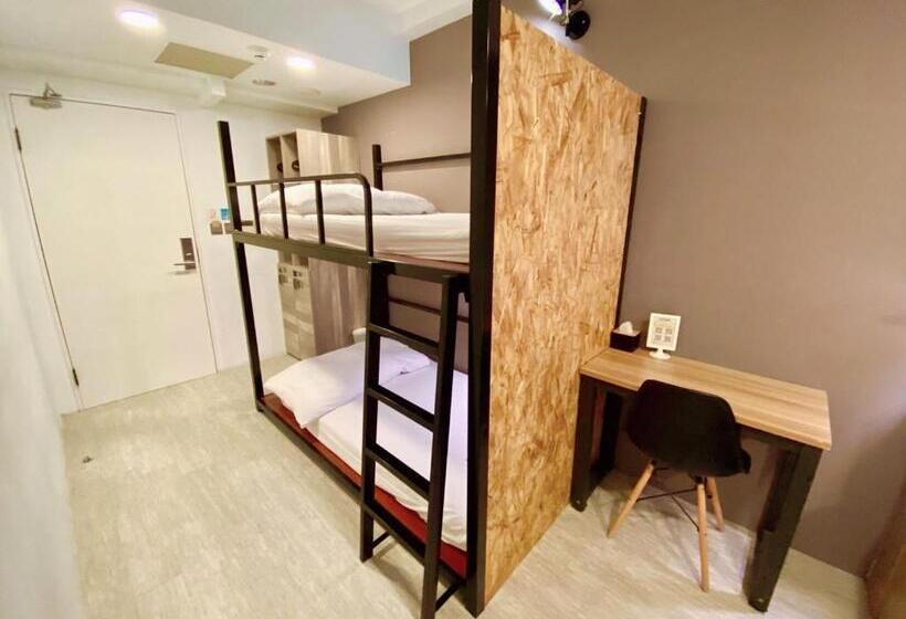 اتاق استاندارد چهارنفره با سرویس بهداشتی مشترک, Flyinn Hostel