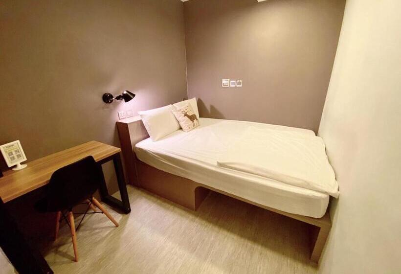 اتاق استاندارد چهارنفره با سرویس بهداشتی مشترک, Flyinn Hostel