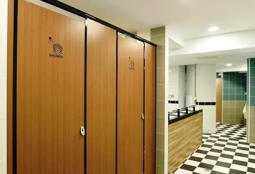 تختخواب در اتاق مشترک, Flyinn Hostel