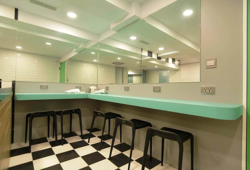 تختخواب در اتاق مشترک, Flyinn Hostel