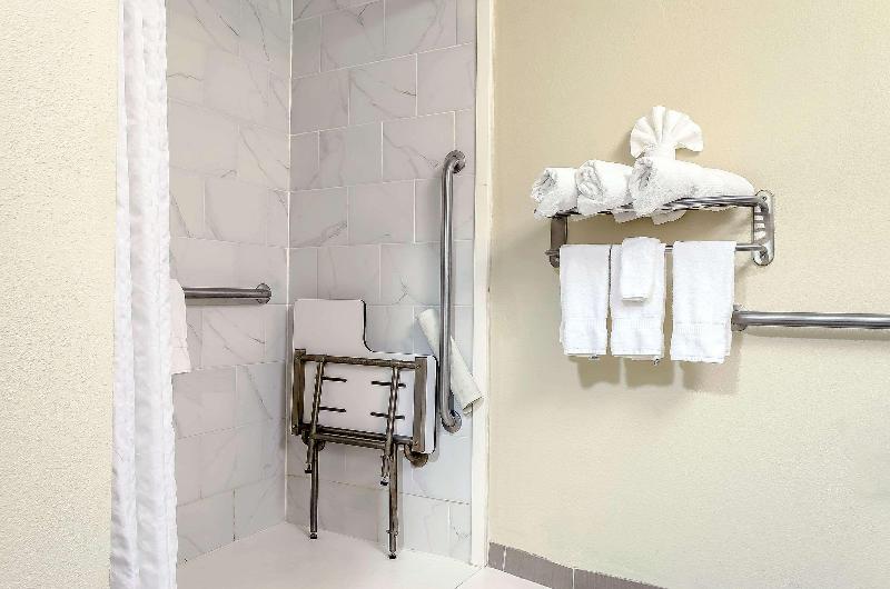 اتاق استاندارد با سرویس بهداشتی مشترک, Flyinn Hostel