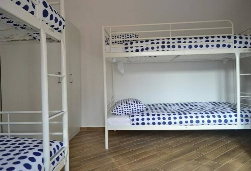 共用房间的床, Gloria Hostel Milano