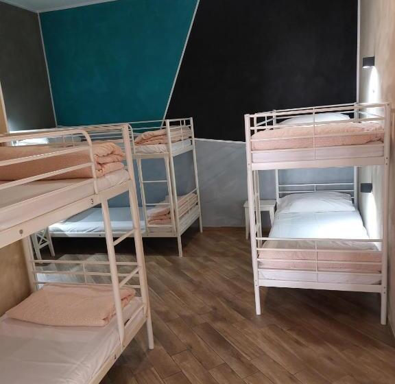 共用房间的床, Gloria Hostel Milano