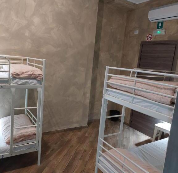 共用房间的床, Gloria Hostel Milano
