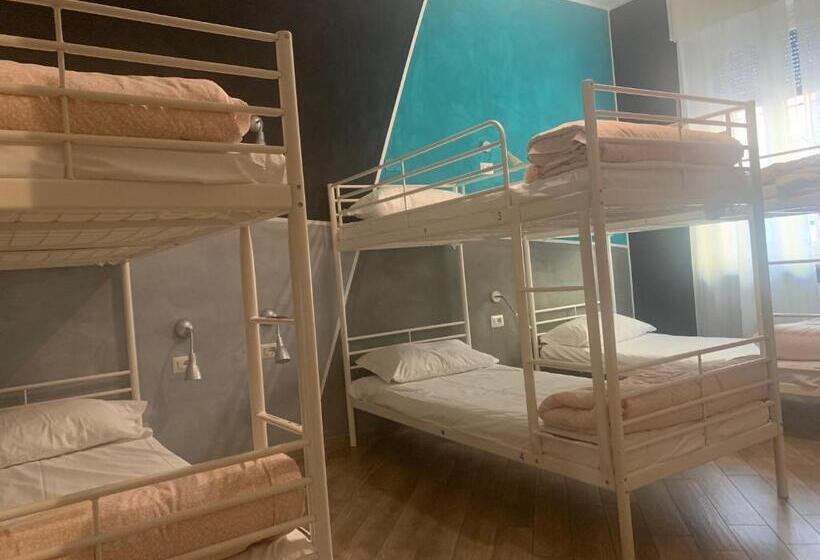 共用房间的床, Gloria Hostel Milano