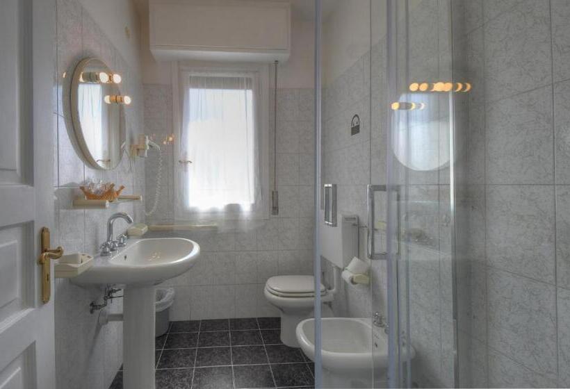 חדר משפחתי, Arabesque