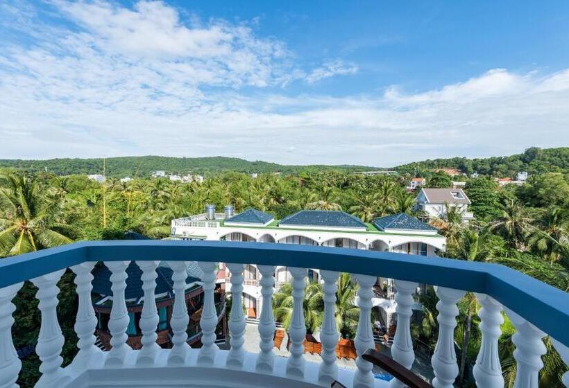 Standard Triple Room Pool View