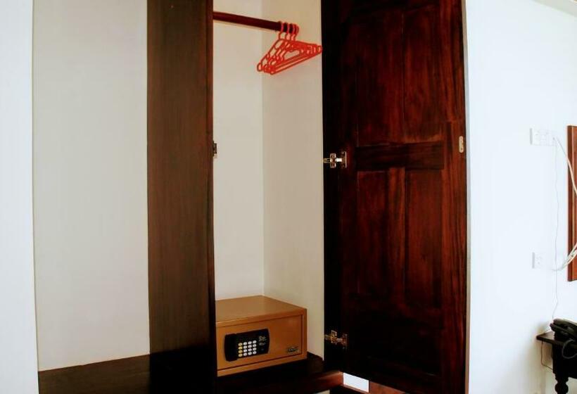 اتاق لوکس با بالکن و چشم‌انداز دریا, Mirissa Gate Resort