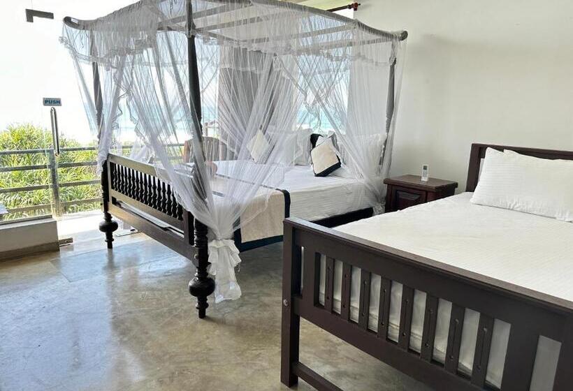 اتاق لوکس با بالکن و چشم‌انداز دریا, Mirissa Gate Resort