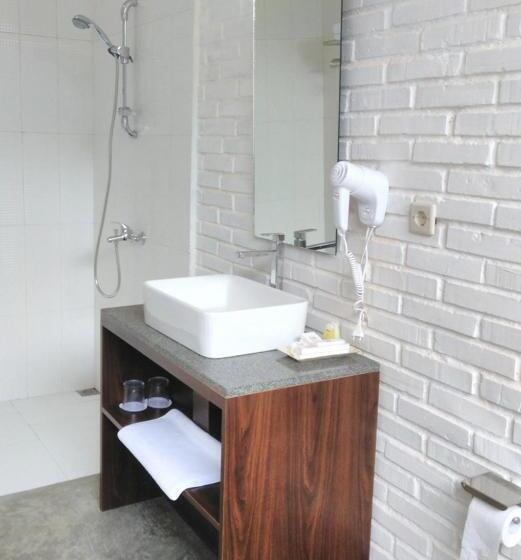 اتاق استاندارد سه تخته با چشم‌انداز استخر, Shankara Borobudur