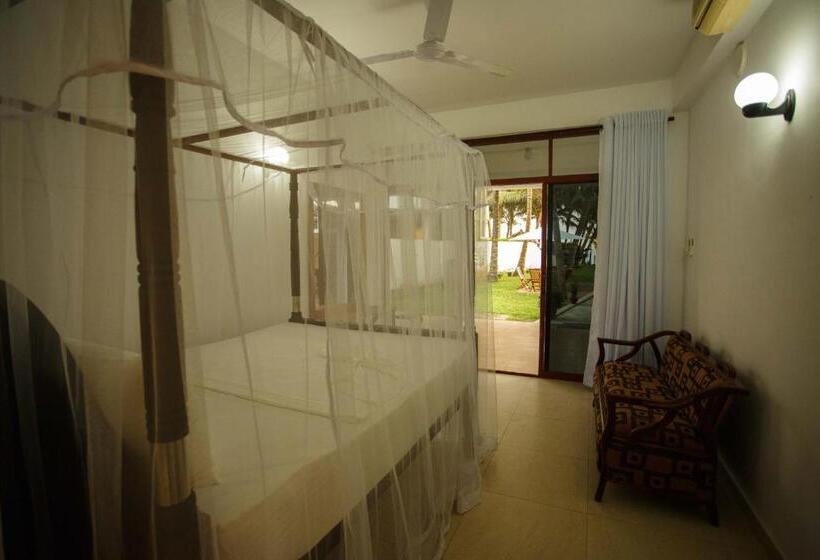 Camera Quadrupla Standard Vista Giardino, Tharanga Surfing Villa