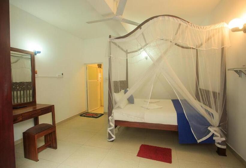 Camera Quadrupla Standard Vista Giardino, Tharanga Surfing Villa