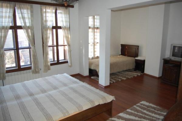 חדר קומפורט לשלושה, Trevnenski Kat