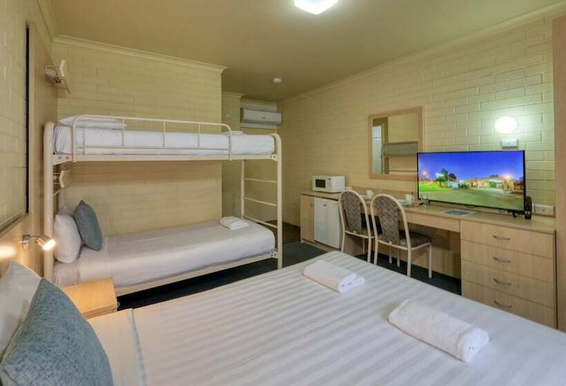 חדר משפחתי, Junee Motor Inn