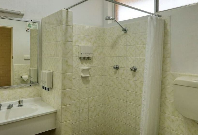 חדר משפחתי, Junee Motor Inn