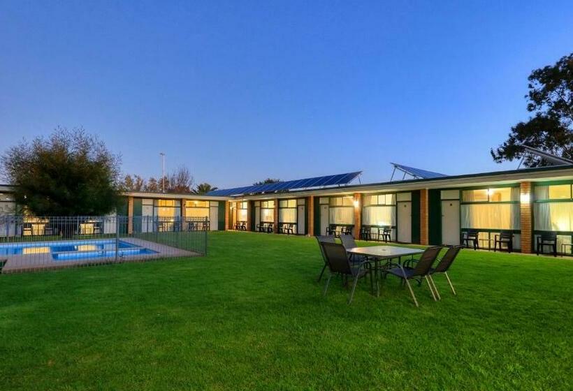 חדר משפחתי, Junee Motor Inn