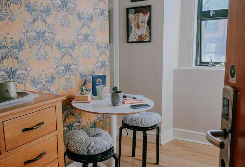 اتاق استاندارد با سرویس بهداشتی مشترک, Canbe Gardiner House