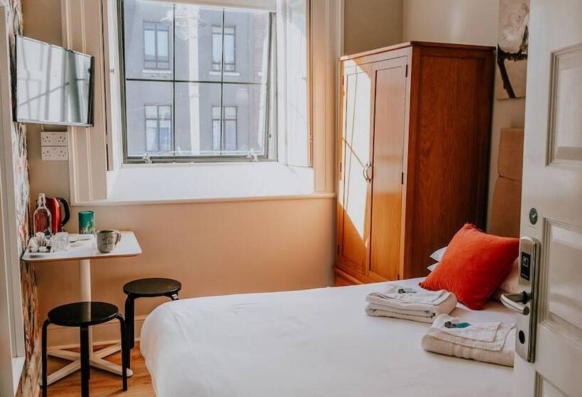 اتاق استاندارد با سرویس بهداشتی مشترک, Canbe Gardiner House