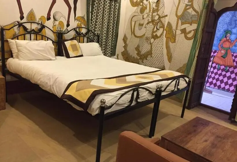Deluxe Room King Size Bed, Madpackers Pushkar