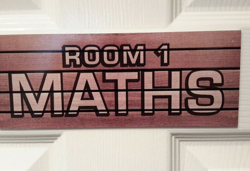 חדר סטנדרט, The School House