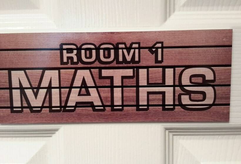 חדר סטנדרט, The School House