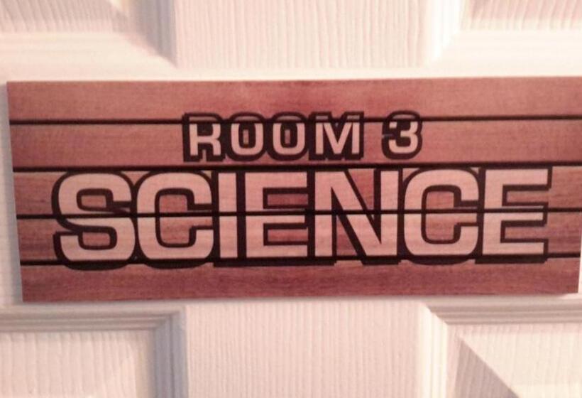 חדר סטנדרט, The School House