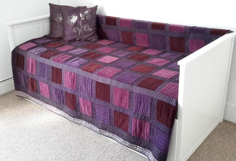 חדר משפחתי, The School House