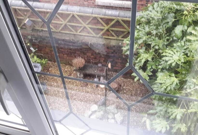 חדר משפחתי, The School House