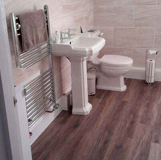 חדר משפחתי, The School House