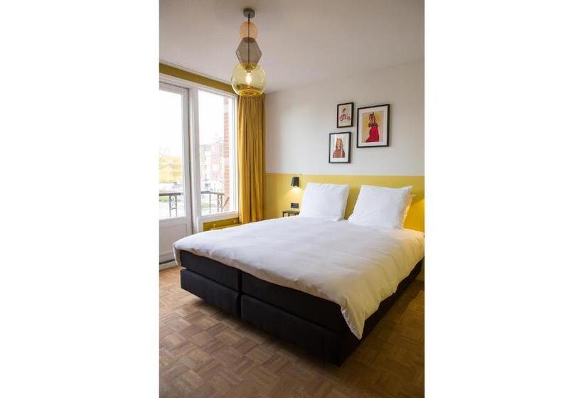 اتاق لوکس با بالکن, Little Duke