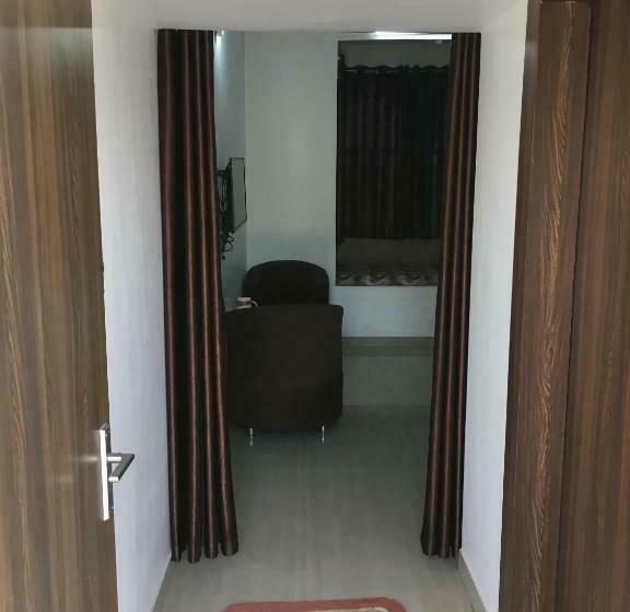 Chambre Economy, Roop Shree