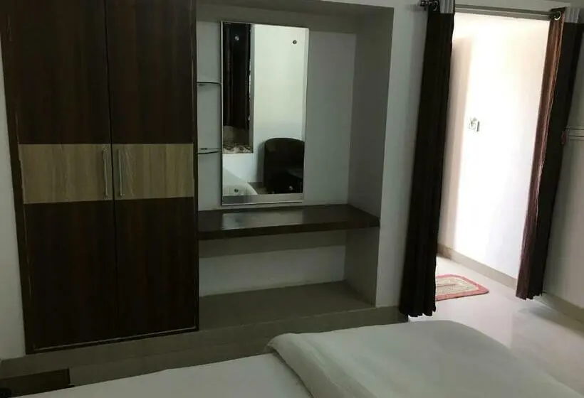 Chambre Economy, Roop Shree