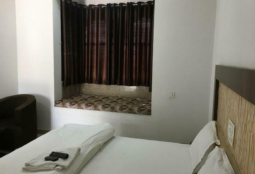 Chambre Economy, Roop Shree