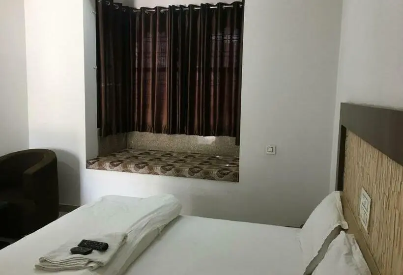 Chambre Economy, Roop Shree