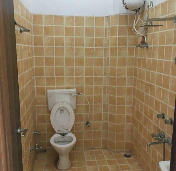 Chambre Economy, Roop Shree