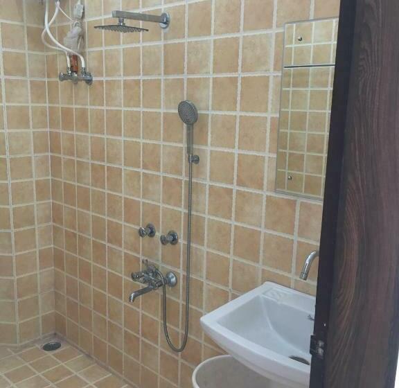 Chambre Economy, Roop Shree