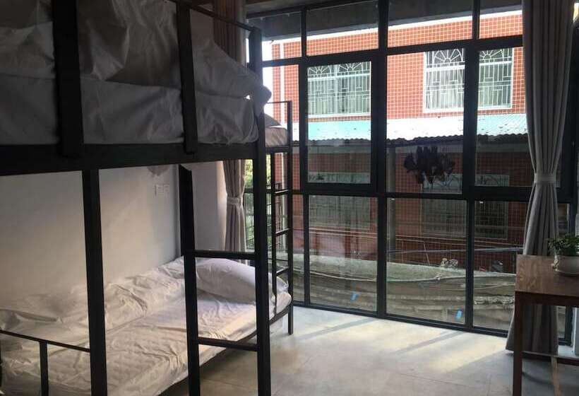 ルームシェアのワンベッド, Geographer Hostel