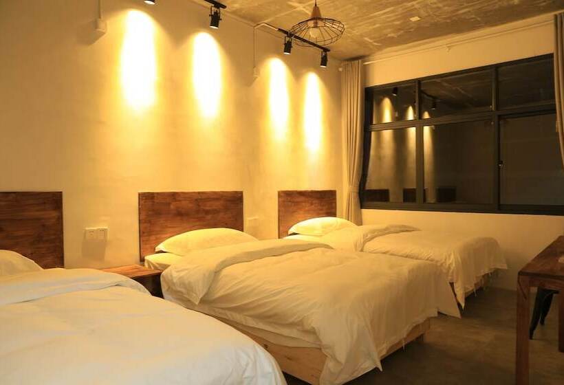 コンフォートトリプルルーム, Geographer Hostel