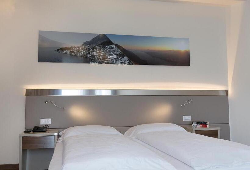 غرفة قياسية مطلّة علي البحيرة, Atilius   Adults Only