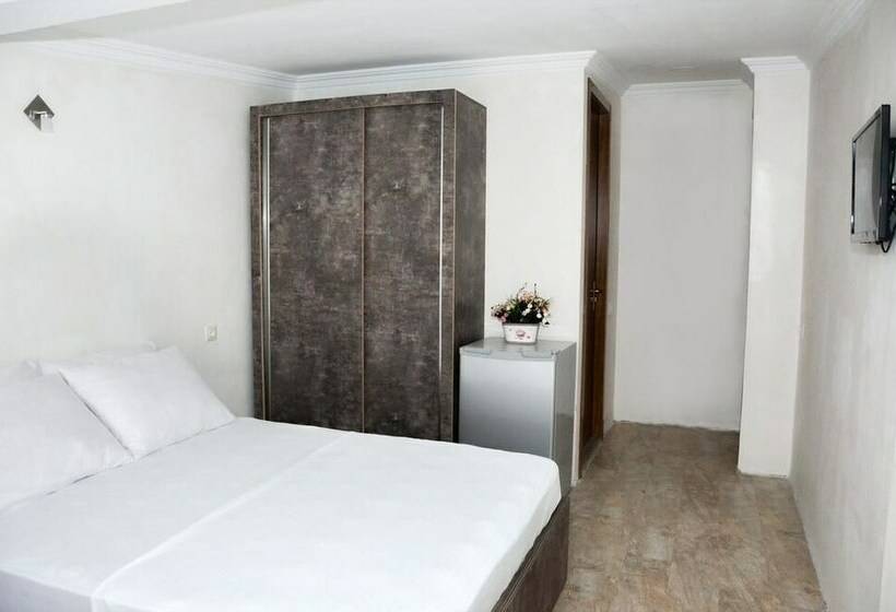 اتاق لوکس با بالکن, Crown