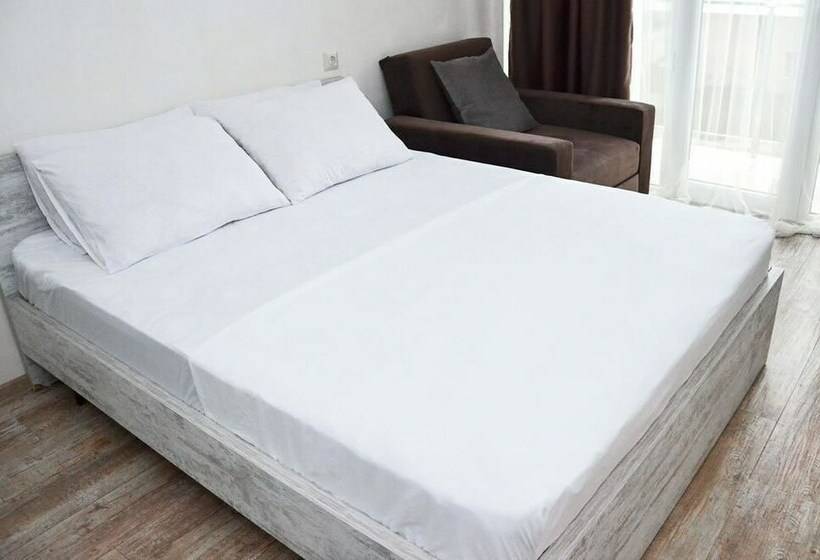 اتاق استاندارد سه تخته با بالکن, Crown